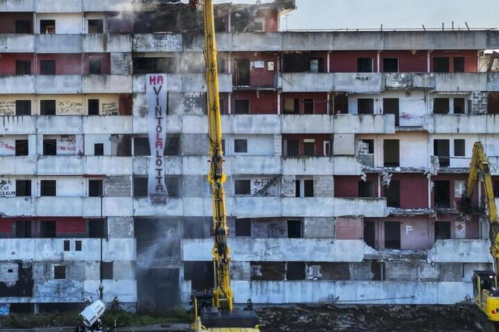 Scampia in trasformazione: abbattuta la Vela Rossa, inizia il progetto di riqualificazione