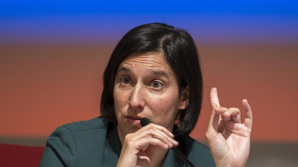 Schlein disponibile a candidarsi premier, ma cresce la polemica sull'antisemitismo