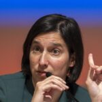 Schlein disponibile a candidarsi premier, ma cresce la polemica sull'antisemitismo