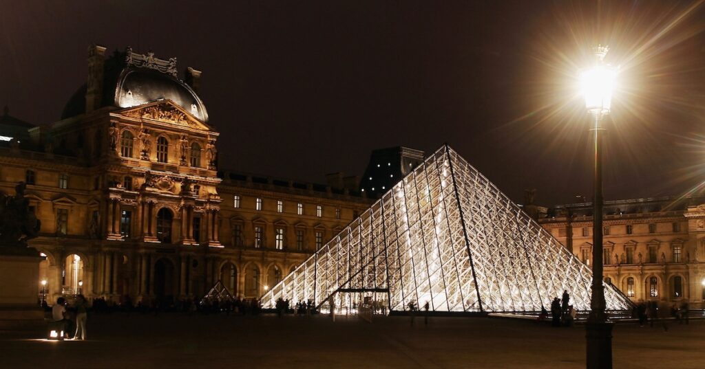 Sciopero dei lavoratori del Louvre dal 15 dicembre per le condizioni di degrado del museo
