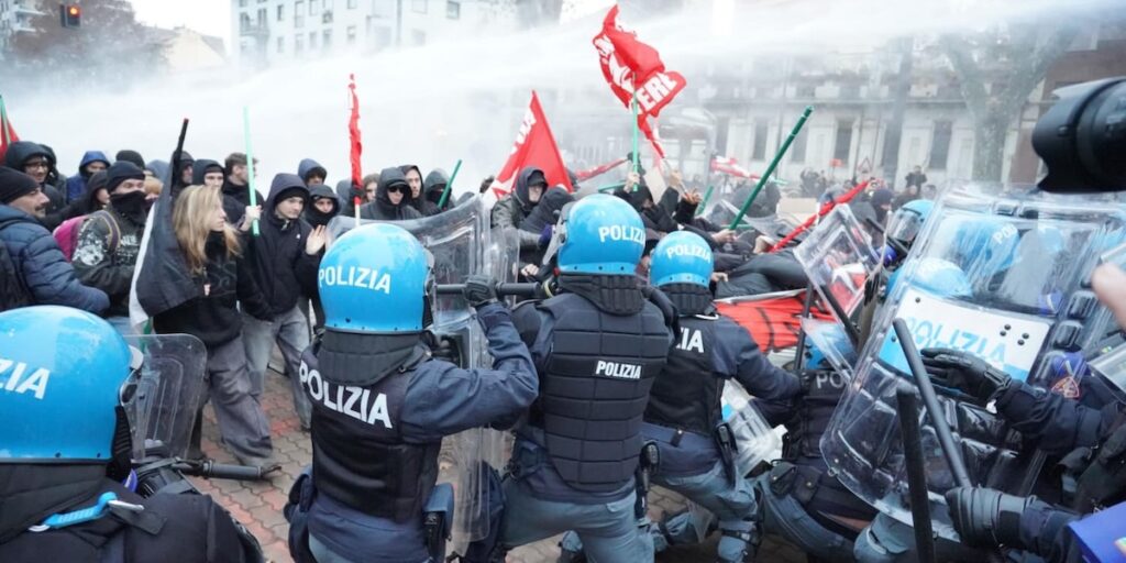 Scontri a Torino tra polizia e manifestanti durante il corteo per il centro sociale Askatasuna