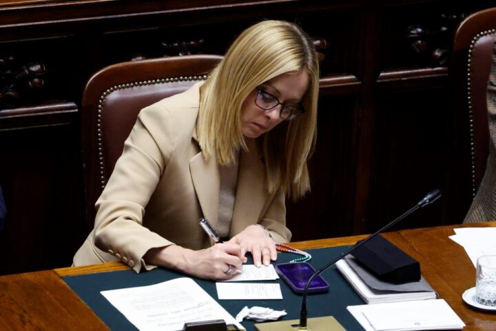 Sospesa l'asta dei regali di Giorgia Meloni dopo inchiesta su Bertolami Fine Art