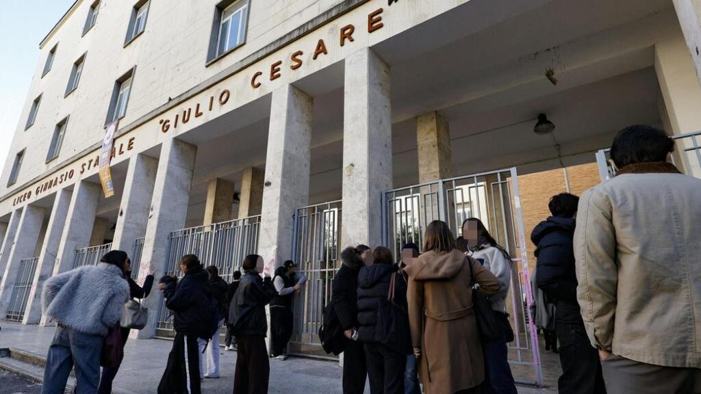 Sospetti politici sulla 'lista stupri' al liceo Giulio Cesare di Roma