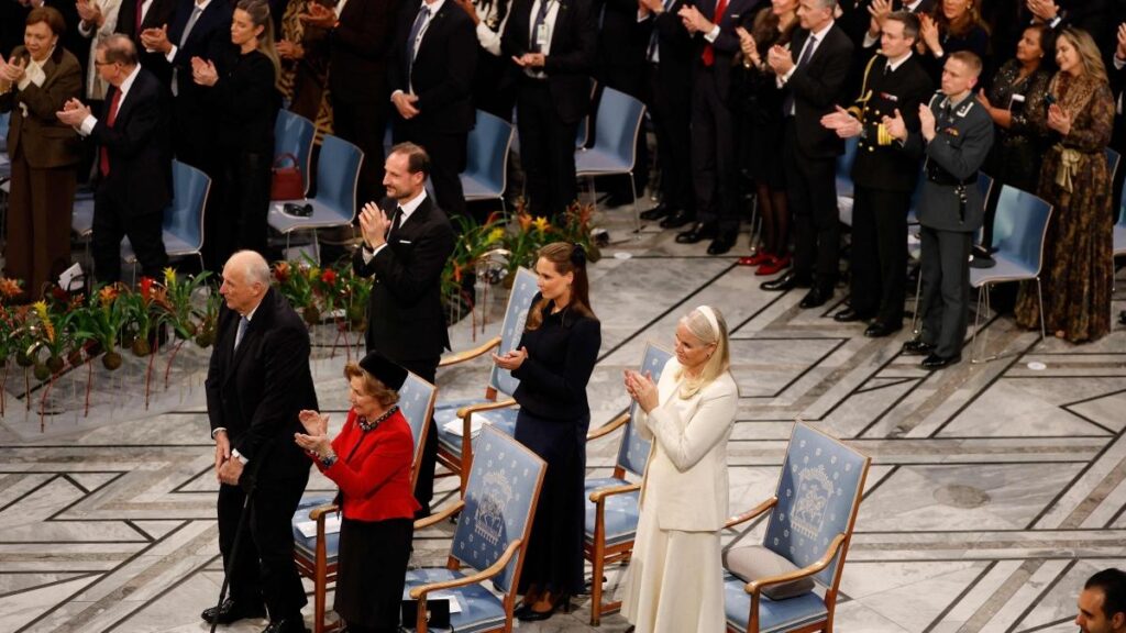 Standing ovation dei reali di Norvegia per Ana Corina Sosa, figlia di Maria Corina Machado, Nobel per la Pace 2025
