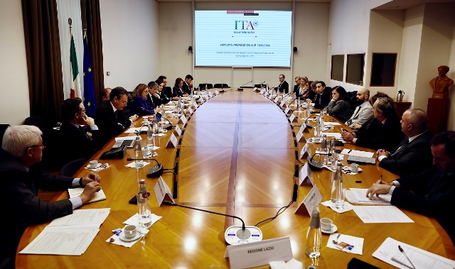 Tajani presiede il Tavolo per l'internazionalizzazione alla Farnesina durante il Business Forum Italia-India a Mumbai