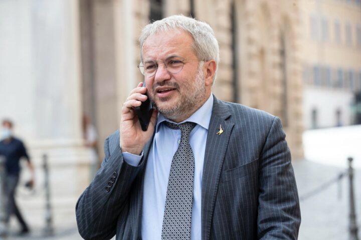 Tensione nella Lega: Borghi frena su aumento dell'età pensionabile, «Non oggi, non domani»