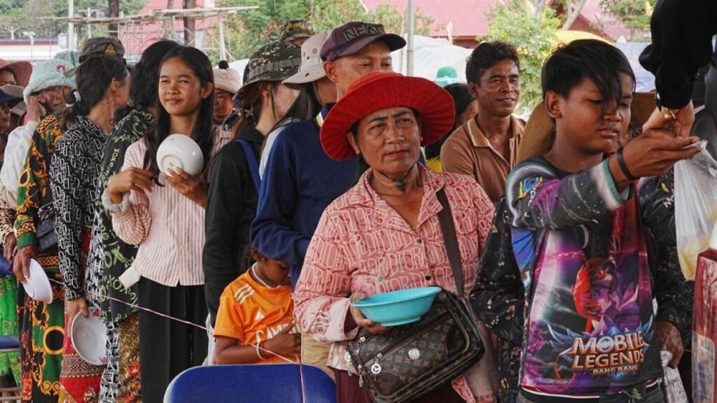 Thailandia e Cambogia firmano cessate il fuoco dopo settimane di violenti scontri e migliaia di sfollati