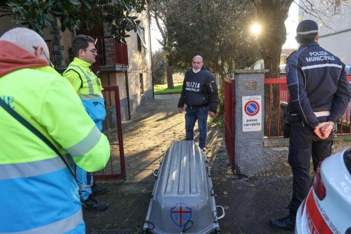 Tragedia della solitudine a Campi Bisenzio: trovato corpo mummificato in un baule