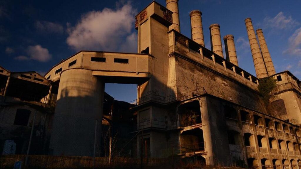 Tragedia durante un tour in una fabbrica dismessa: giovane boliviano muore dopo la caduta dal solaio