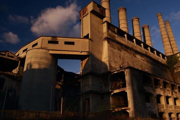 Tragedia durante un tour in una fabbrica dismessa: giovane boliviano muore dopo la caduta dal solaio