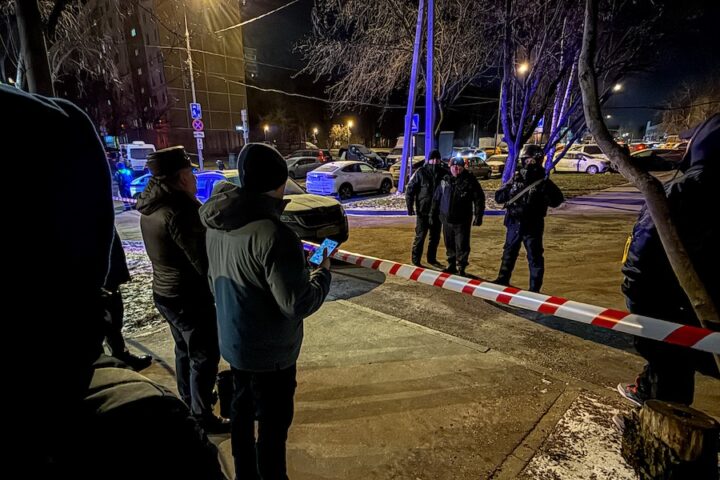 Tre morti nell'esplosione di un'auto a Mosca, coinvolti due agenti di polizia