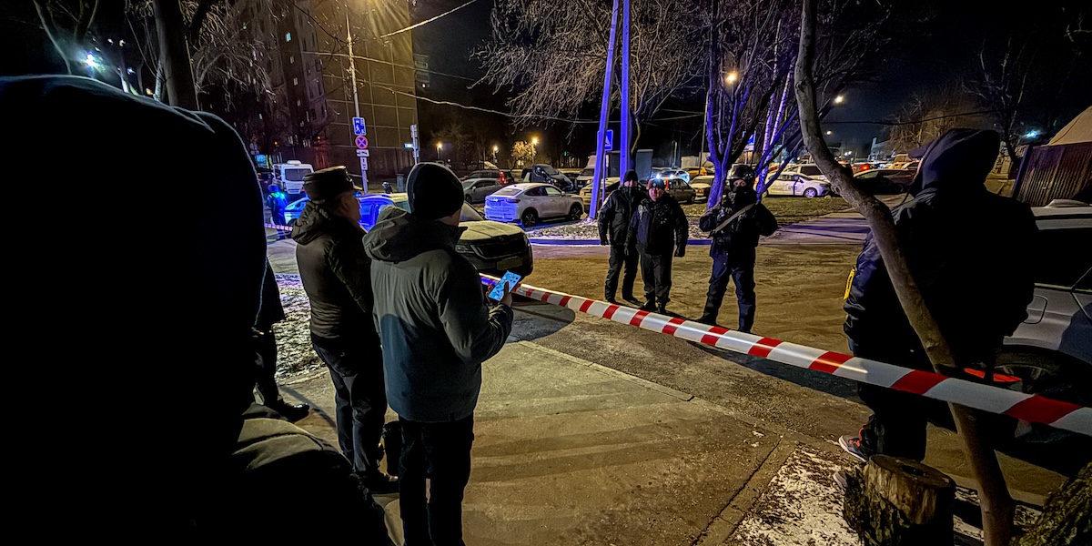 Tre morti nell'esplosione di un'auto a Mosca, coinvolti due agenti di polizia