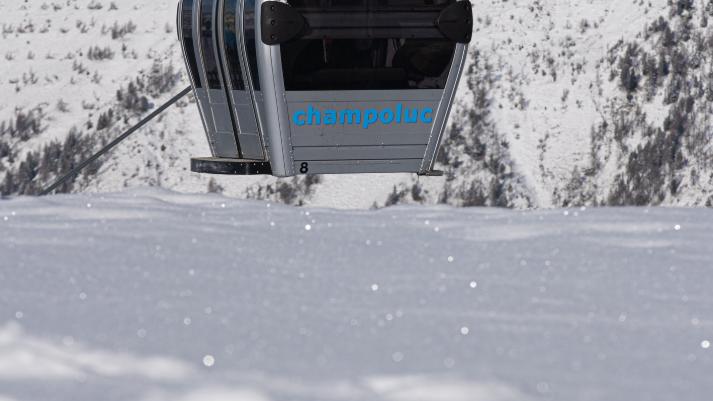 Trovata morta una donna di 32 anni nel lago ghiacciato a Champoluc, indagini in corso