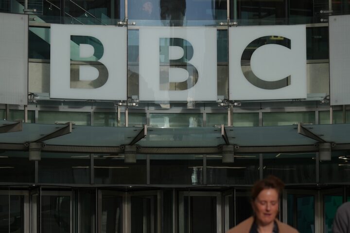 Trump fa causa alla BBC per 10 miliardi di dollari per diffamazione relativa a un discorso manipolato