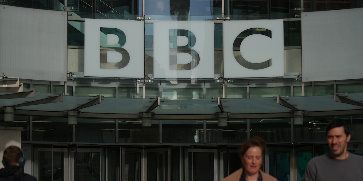 Trump fa causa alla BBC per 10 miliardi di dollari per diffamazione relativa a un discorso manipolato