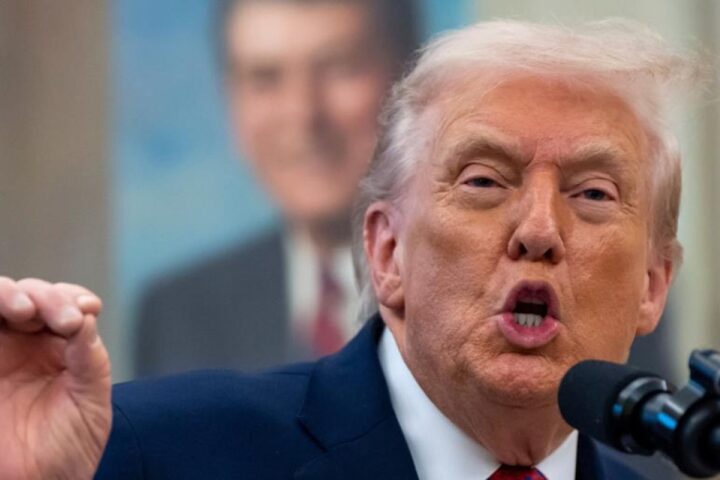 Trump fa causa alla Bbc per 5 miliardi di dollari per montaggio modificato del discorso del 6 gennaio 2021