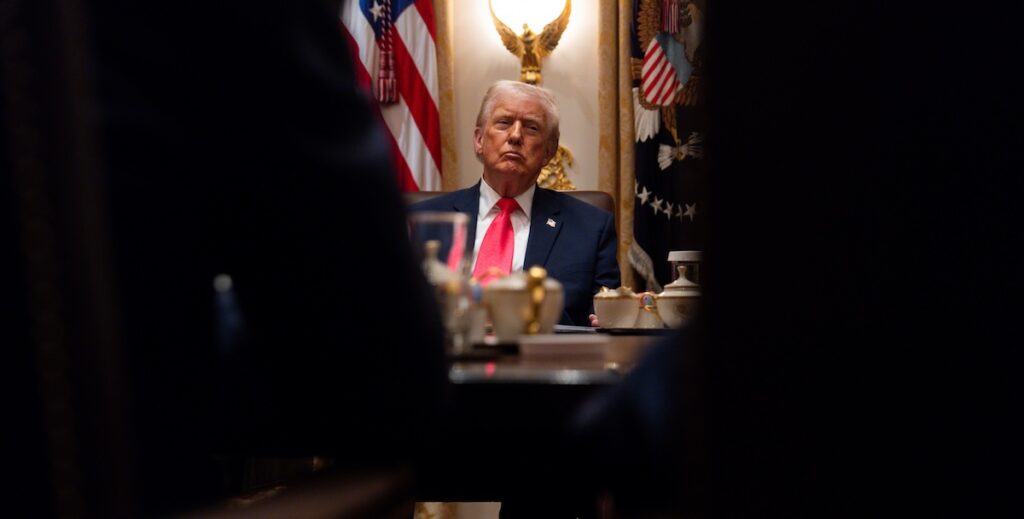 Trump sospende le domande di immigrazione per 19 paesi dopo l'attacco a Washington