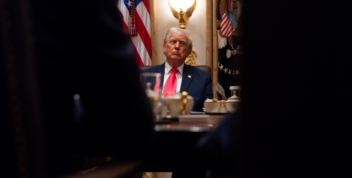 Trump sospende le domande di immigrazione per 19 paesi dopo l'attacco a Washington