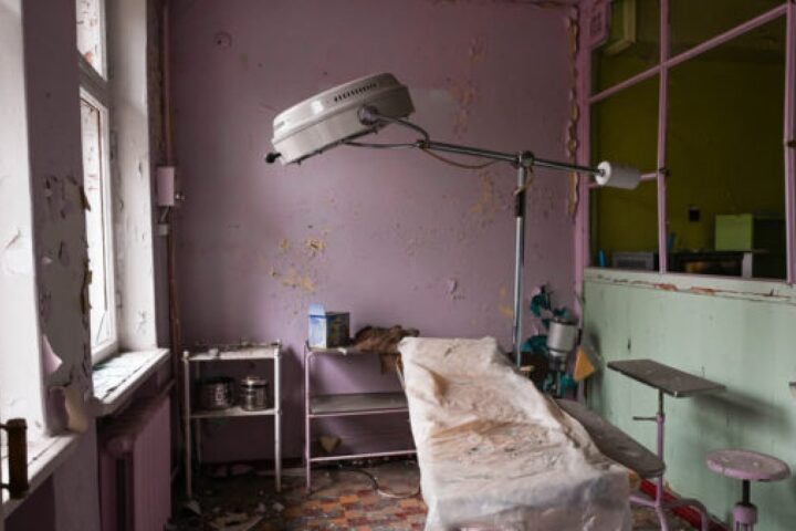 Ucraina, emergenza blackout: medici costretti a lavorare in ospedali senza riscaldamento