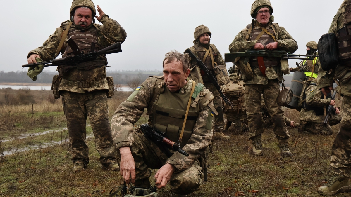 Ucraina, i soldati di mezza età in prima linea per difendere il paese