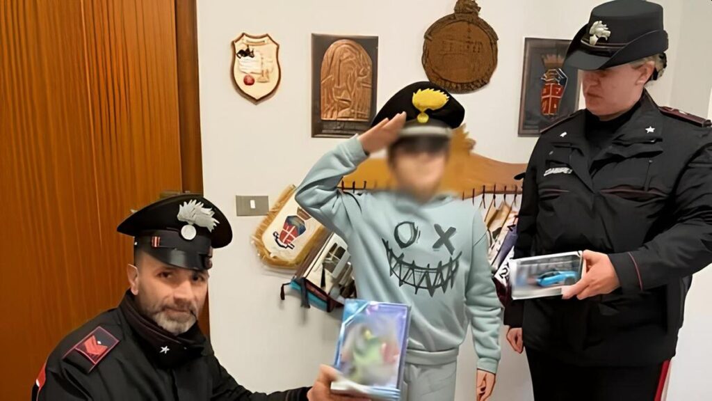 Un bambino di undici anni vende disegni per comprare un regalo alla sorellina a Mugnano
