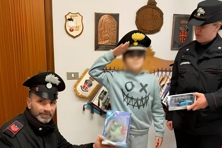 Un bambino di undici anni vende disegni per comprare un regalo alla sorellina a Mugnano