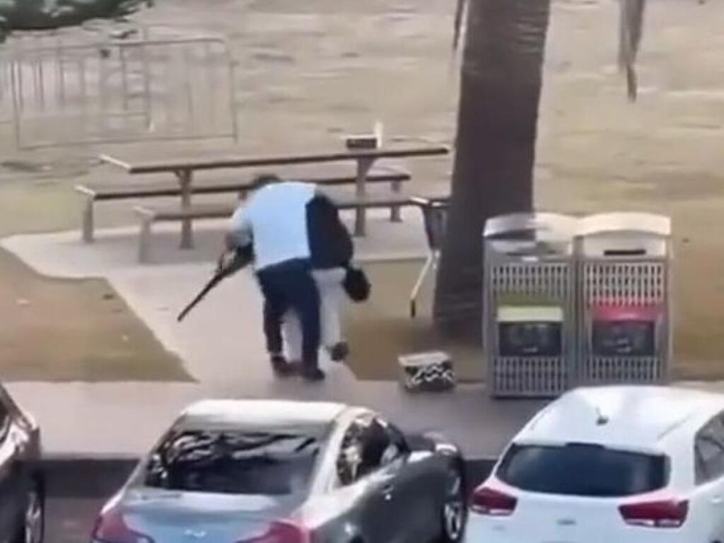 Un passante disarma un attentatore armato a Bondi Beach, evitando il peggio