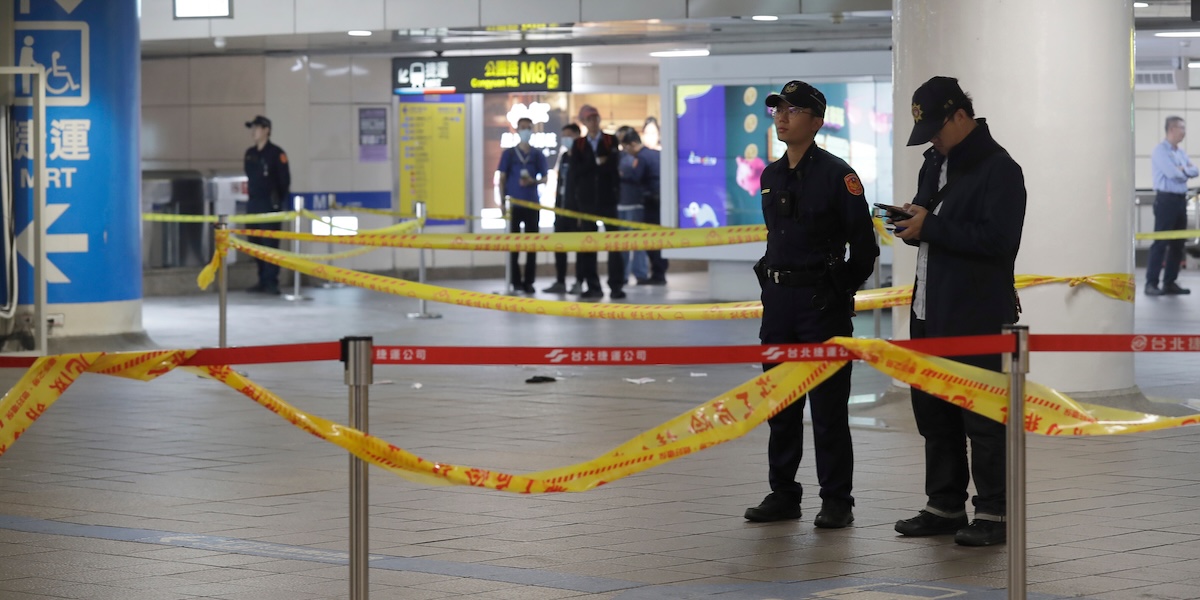 Un uomo accoltella tre persone a Taipei e muore fuggendo dalla polizia