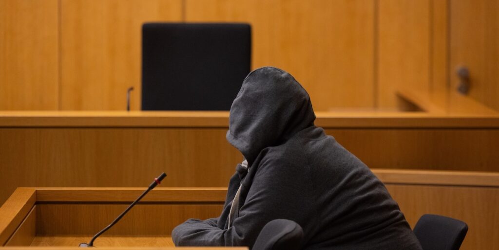 Un uomo condannato in Germania per aver drogato e stuprato la moglie, condividendo i video online