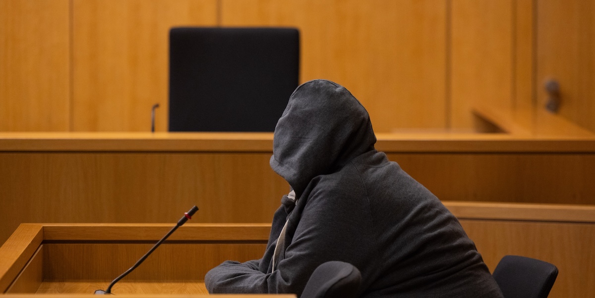 Un uomo condannato in Germania per aver drogato e stuprato la moglie, condividendo i video online