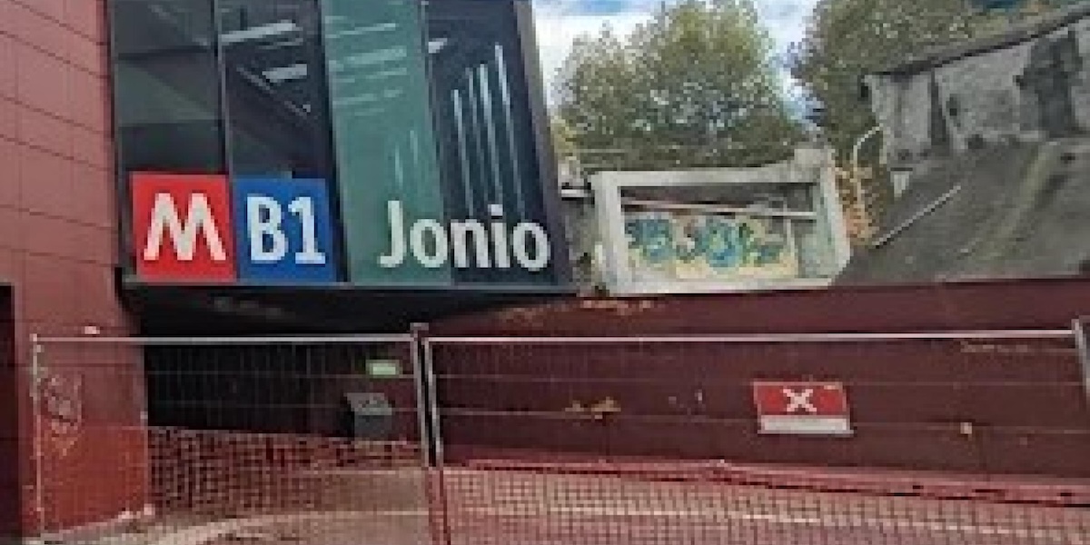 Una donna di 23 anni denuncia violenza all'uscita della metro Jonio a Roma
