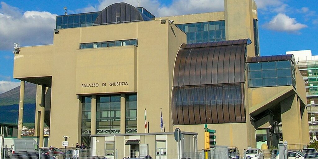 Un'insegnante di sostegno a Castellammare di Stabia accusata di abusi sessuali su sette minorenni