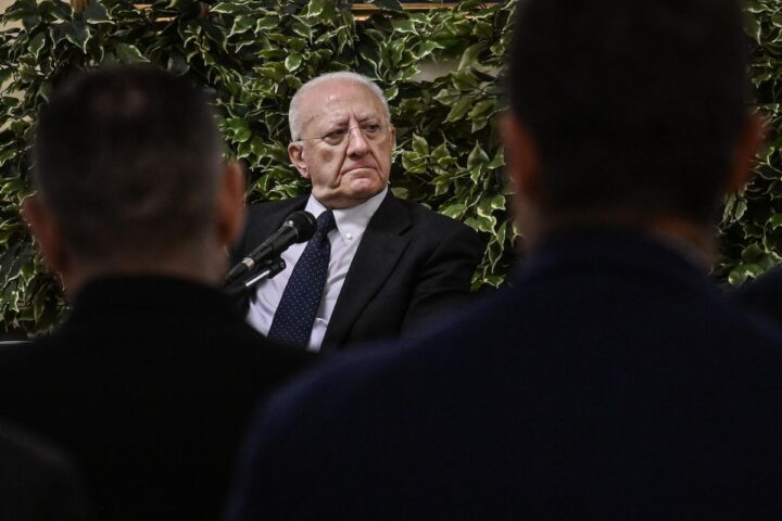 Vincenzo De Luca annuncia la sua candidatura a sindaco di Salerno nel 2026