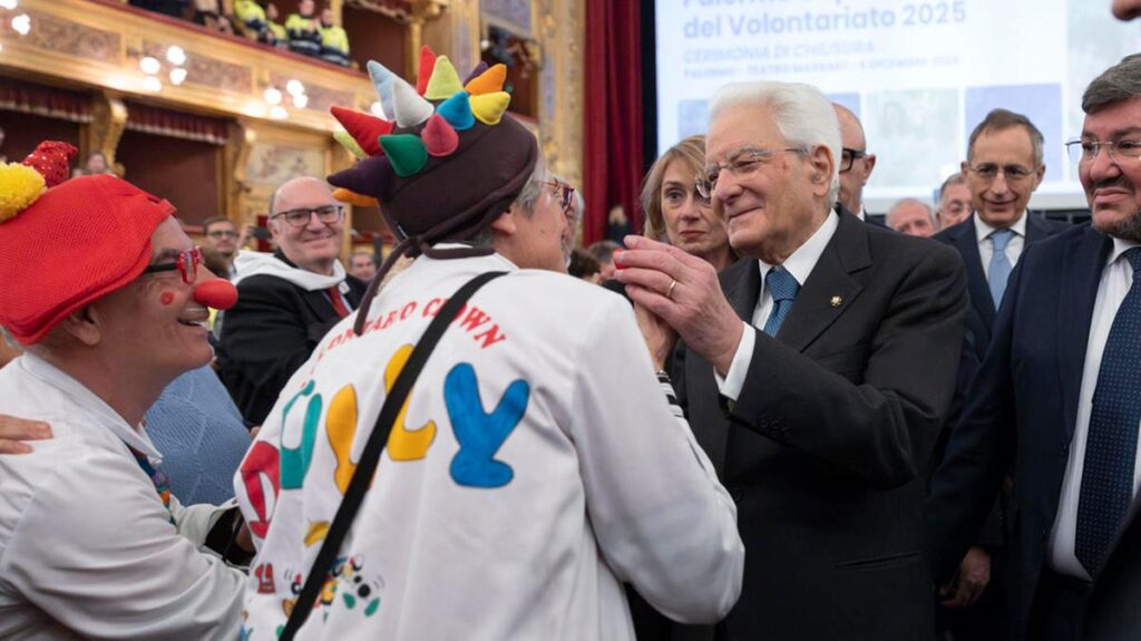 Volontari italiani in azione contro la solitudine durante le festività