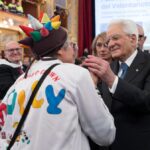 Volontari italiani in azione contro la solitudine durante le festività