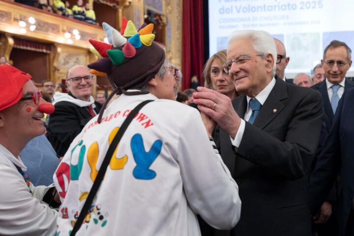 Volontari italiani in azione contro la solitudine durante le festività