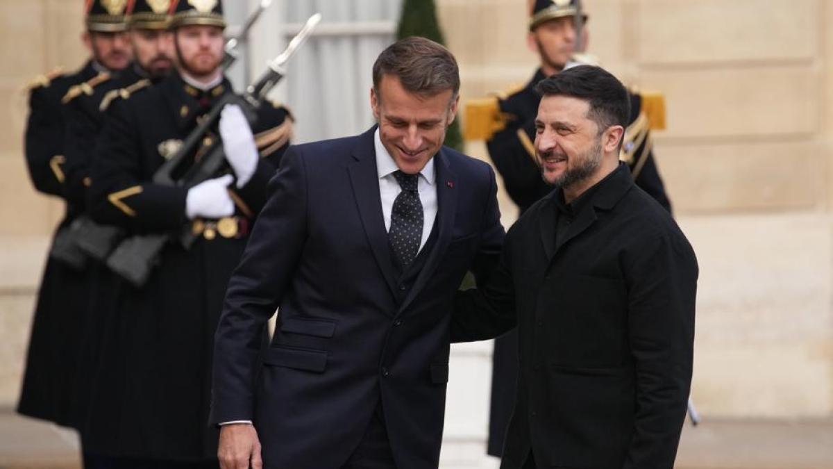 Zelensky a Parigi: i negoziatori avvertono su Mosca e la guerra deve finire dignitosamente