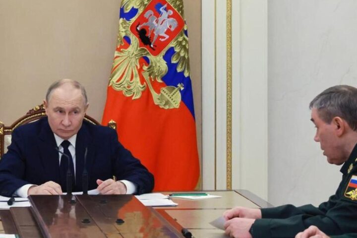 Zelensky respinge affermazioni russe su attacchi a villa di Putin e denuncia menzogne per giustificare escalation