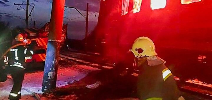 Droni russi colpiscono un treno civile in Ucraina: morti e feriti nel sud della regione di Kharkiv