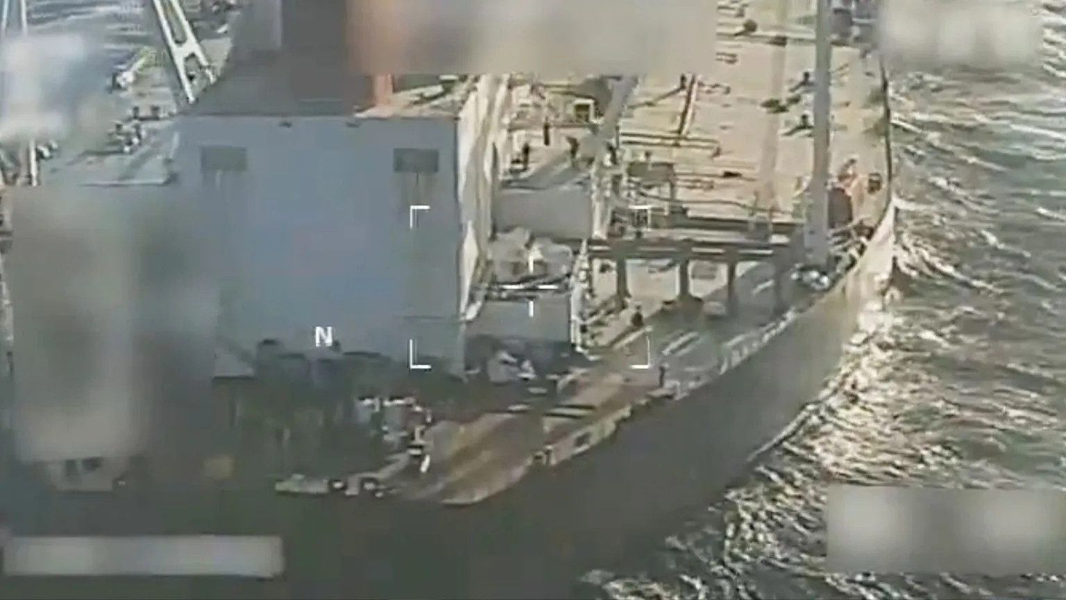 Mosca invia un sottomarino per proteggere una petroliera seguita dagli Stati Uniti