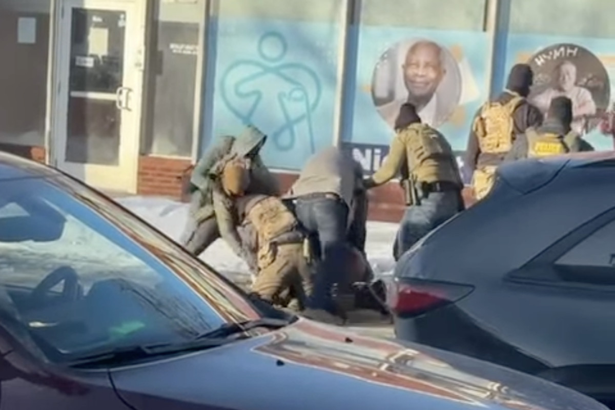 Agenti dell'ICE uccidono un uomo a Minneapolis durante il conflitto con i manifestanti