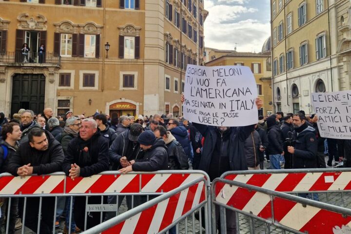Aggressione a Matteo Hallisey durante lo sciopero dei taxi a Roma