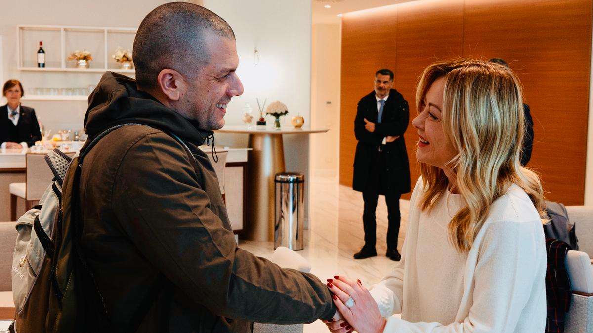 Alberto Trentini torna a casa dopo 423 giorni di prigionia in Venezuela, la madre commossa: "Felicità a un prezzo altissimo"