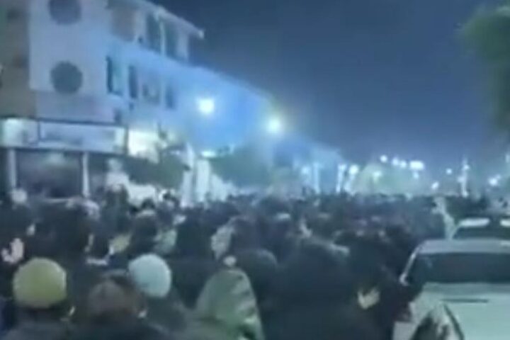 Blackout di Internet in Iran, esplosione di proteste a Teheran con migliaia di manifestanti