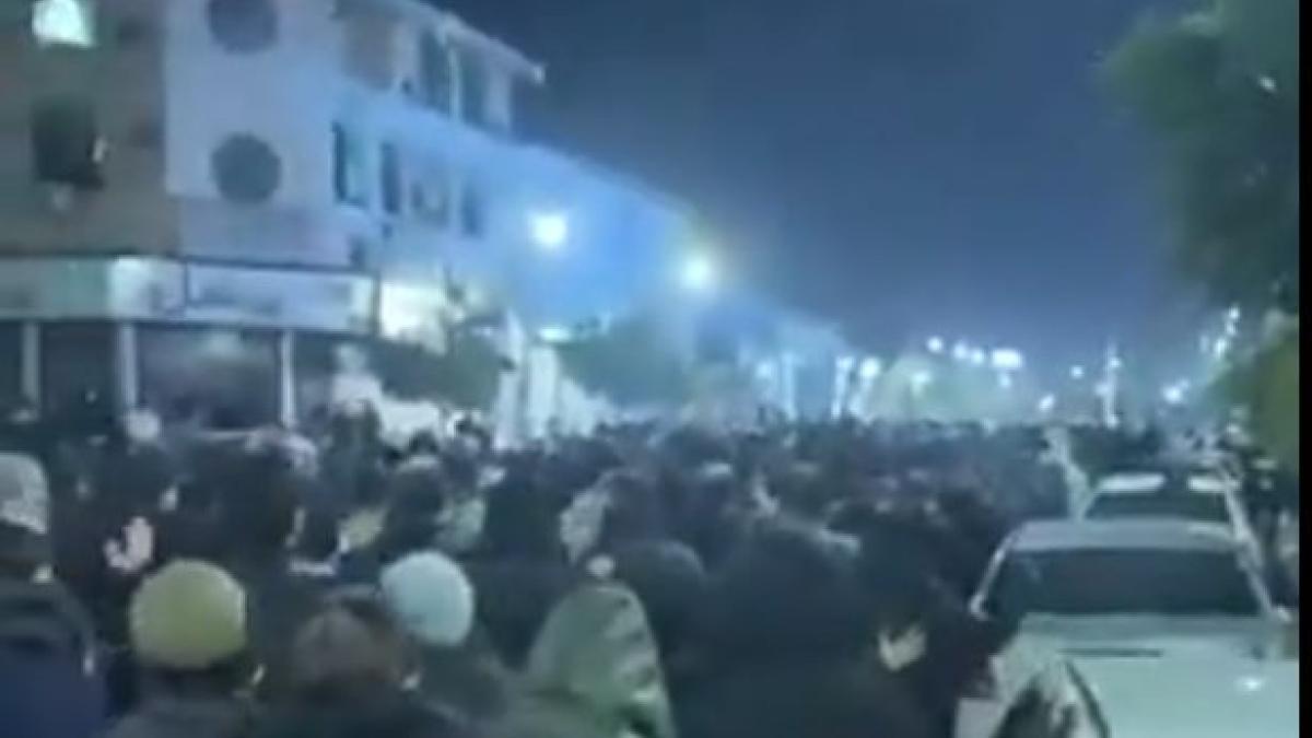 Blackout di Internet in Iran, esplosione di proteste a Teheran con migliaia di manifestanti