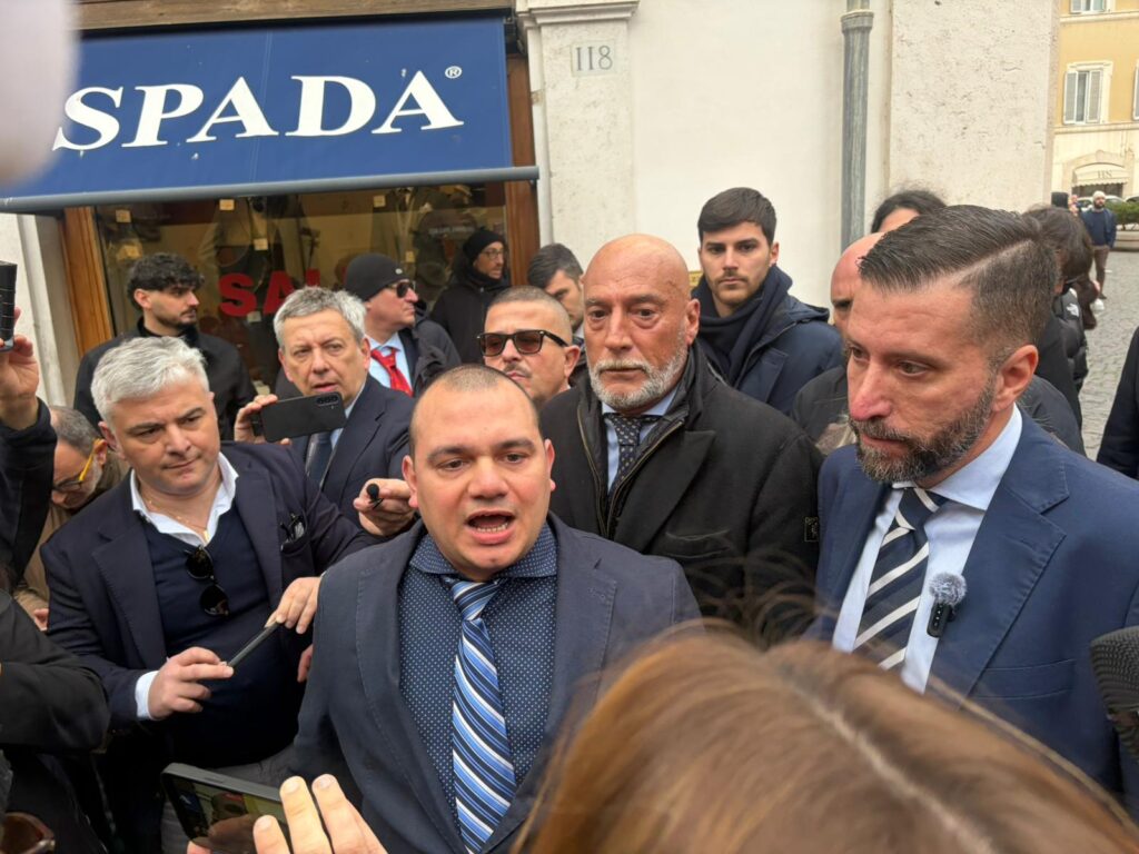 Blitz di Casapound e Skinhead a Montecitorio: proposta di rimpatrio per i migranti legali