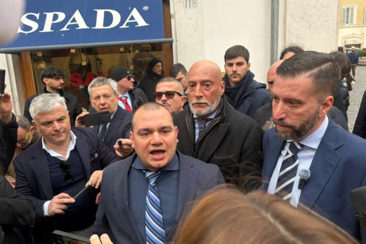 Blitz di Casapound e Skinhead a Montecitorio: proposta di rimpatrio per i migranti legali