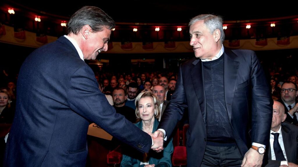 Calenda al Teatro Manzoni: invito di Berlusconi a entrare in coalizione con Forza Italia