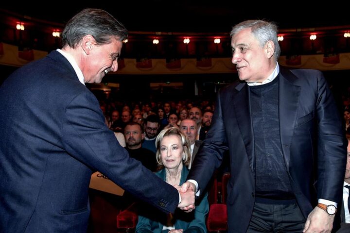 Calenda al Teatro Manzoni: invito di Berlusconi a entrare in coalizione con Forza Italia