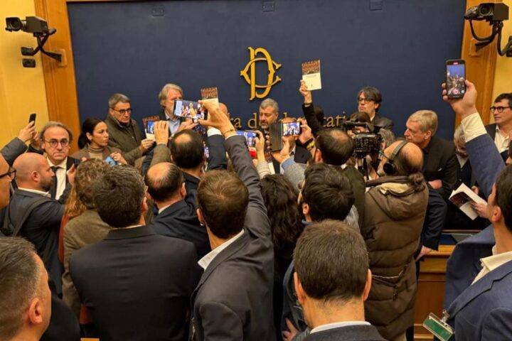 Caos a Montecitorio: il presidente Fontana annulla conferenza sulla proposta di legge sulla remigrazione